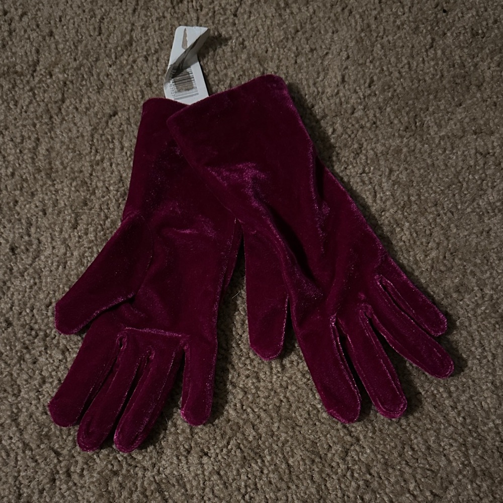Elegant Velvet Gloves in Rich Burgundy